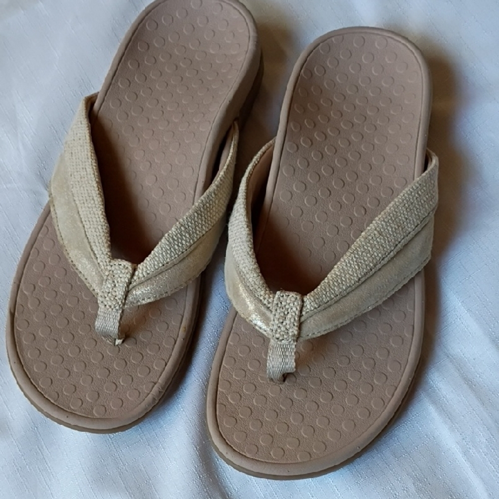 Vionic Women's Tan & Gold Flip Flop Sandals Size 9